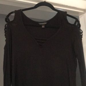 Off shoulder v-neck black rock & republic top